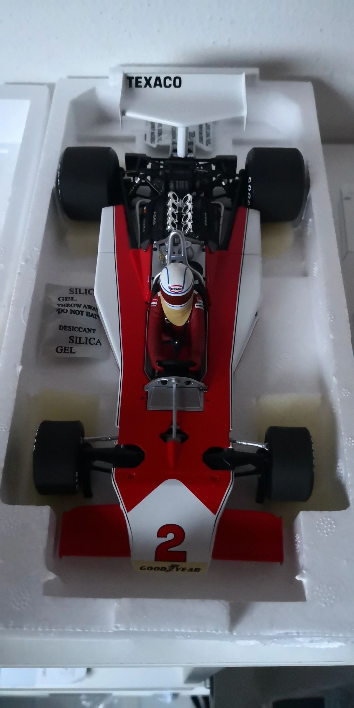 MINICHAMPS 1:18 - McLaren F1 M23 GP Season 1975 Mass open detailed engine