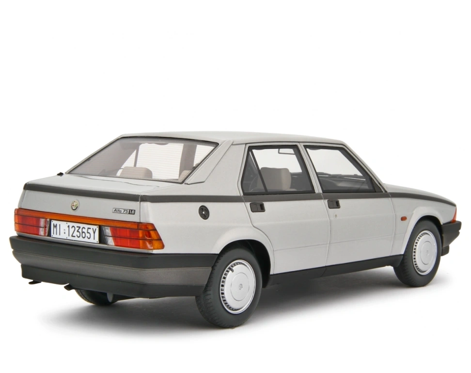 LAUDORACING - 1:18 ALFA ROMEO 75 1.6-1.8i 1985 Grigio met.