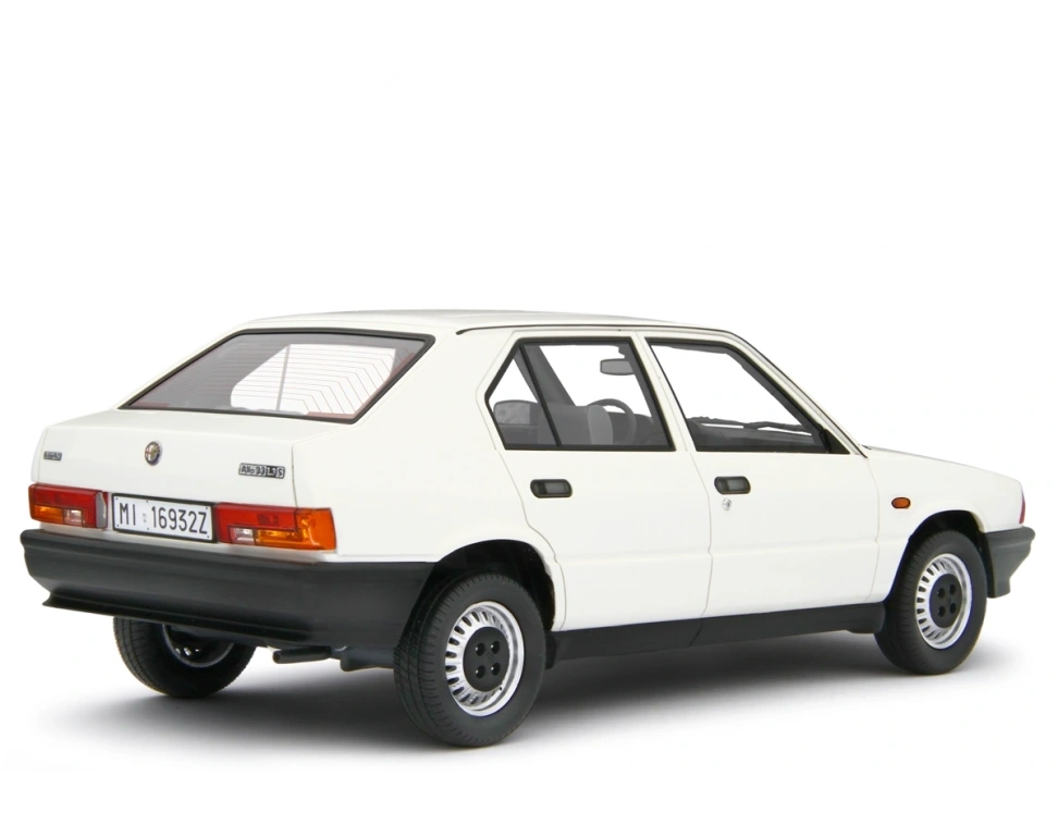 LAUDORACING 1:18 - Alfa Romeo 33 1.3S Edizione 1985 Bianco