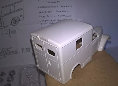 ESDO 1:43 - Matford Ambulance Ville de Bagneux 1947 Resin metal kit to built