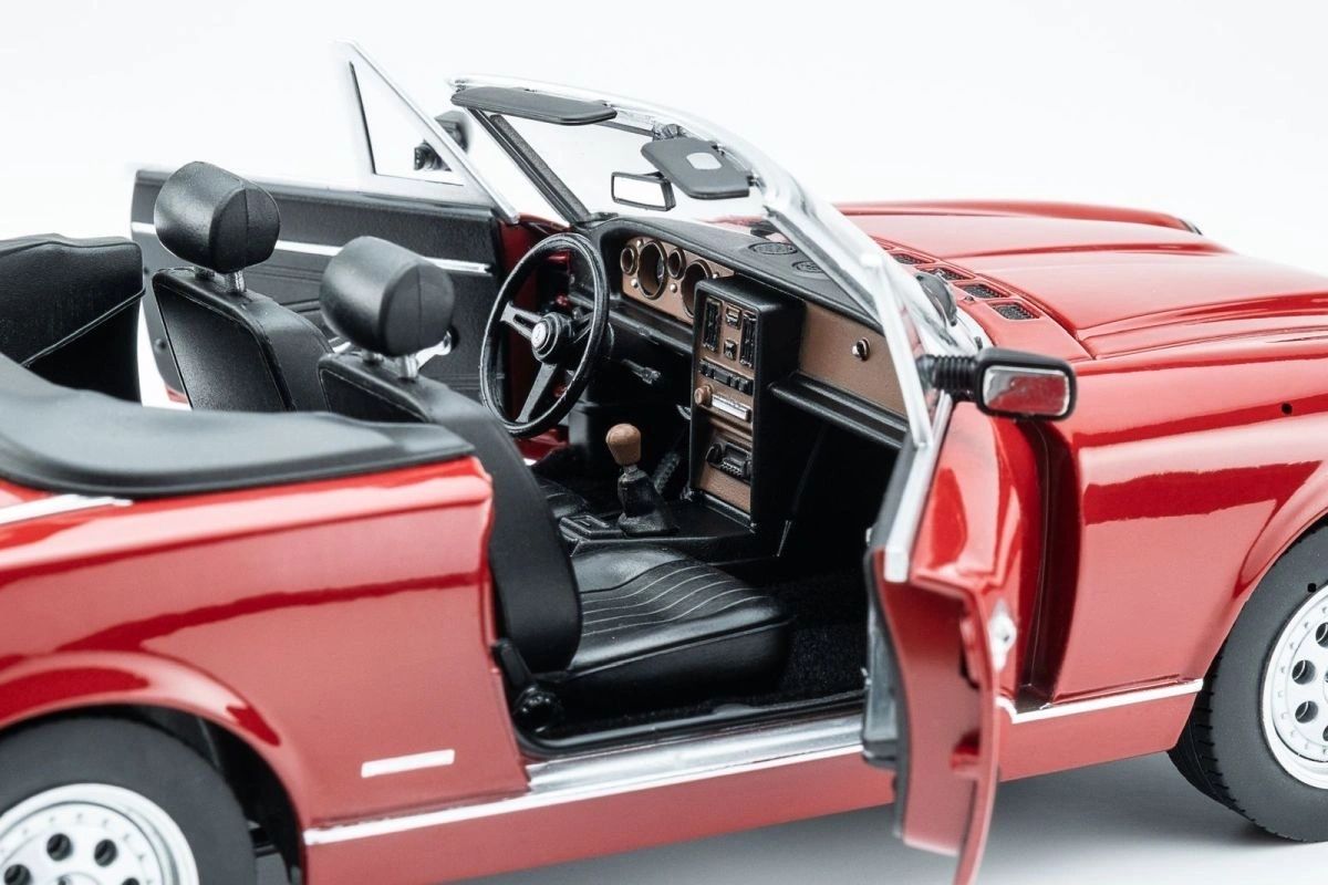 TOURING 1:18 - 18125000 - Pininfarina Spidereuropa 1982 **APRIBILE**