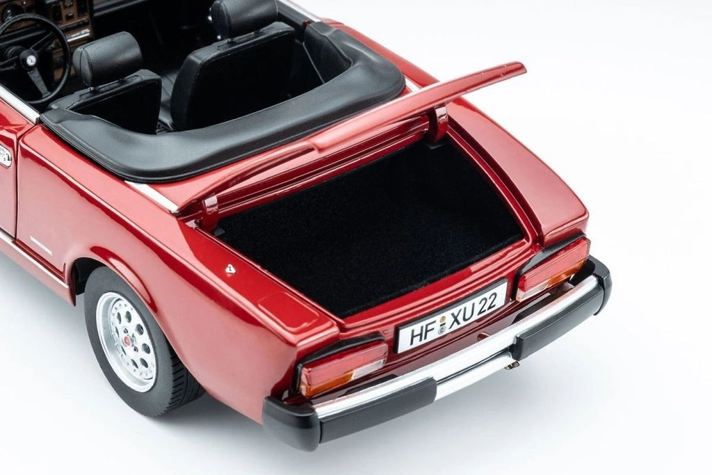 TOURING 1:18 - 18125000 - Pininfarina Spidereuropa 1982 **APRIBILE**