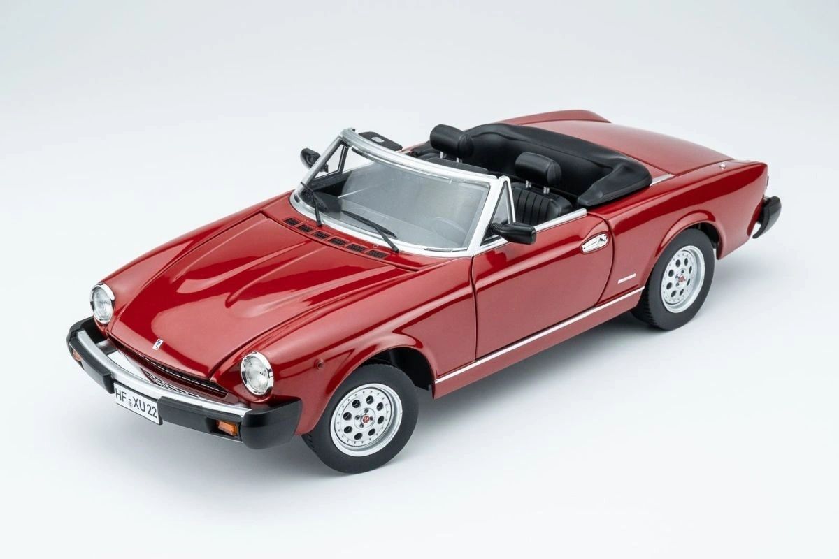 TOURING 1:18 - 18125000 - Pininfarina Spidereuropa 1982 **APRIBILE**