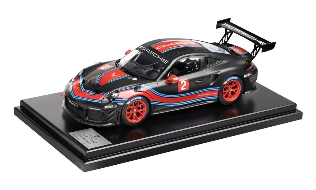 SPARK 1:18 - Porsche 911 (991) GT2 RS Clubsport Martini w/showcase