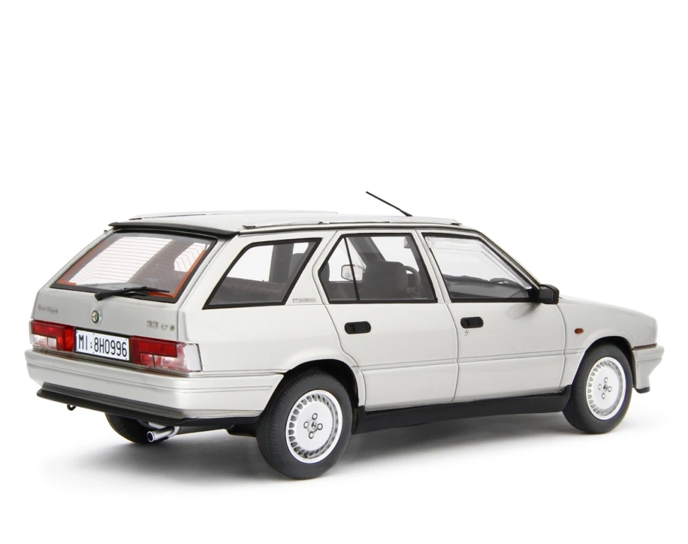 LAUDORACING - 1:18 ALFA ROMEO ALFA 33 Sportwagon 1.7 Q.V. 1986 Grigio chiaro Met. LM177B