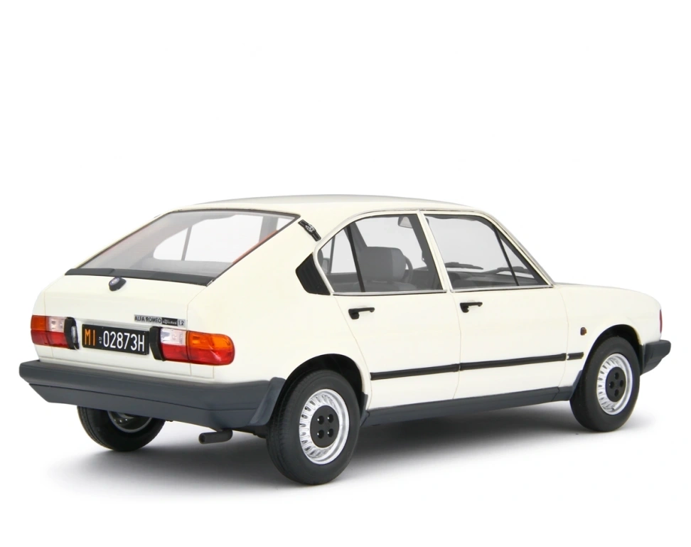 LAUDORACING - 1:18 Alfa Romeo Alfasud 1.2 4 Porte 1980 Bianco Capodimonte