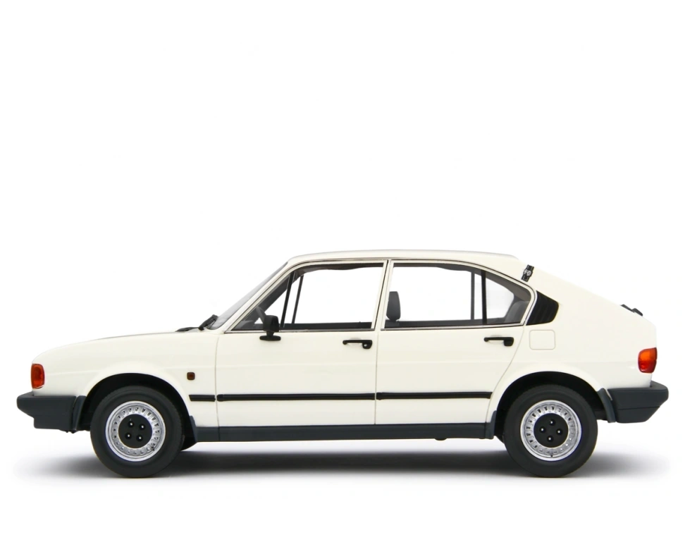 LAUDORACING - 1:18 Alfa Romeo Alfasud 1.2 4 Porte 1980 Bianco Capodimonte