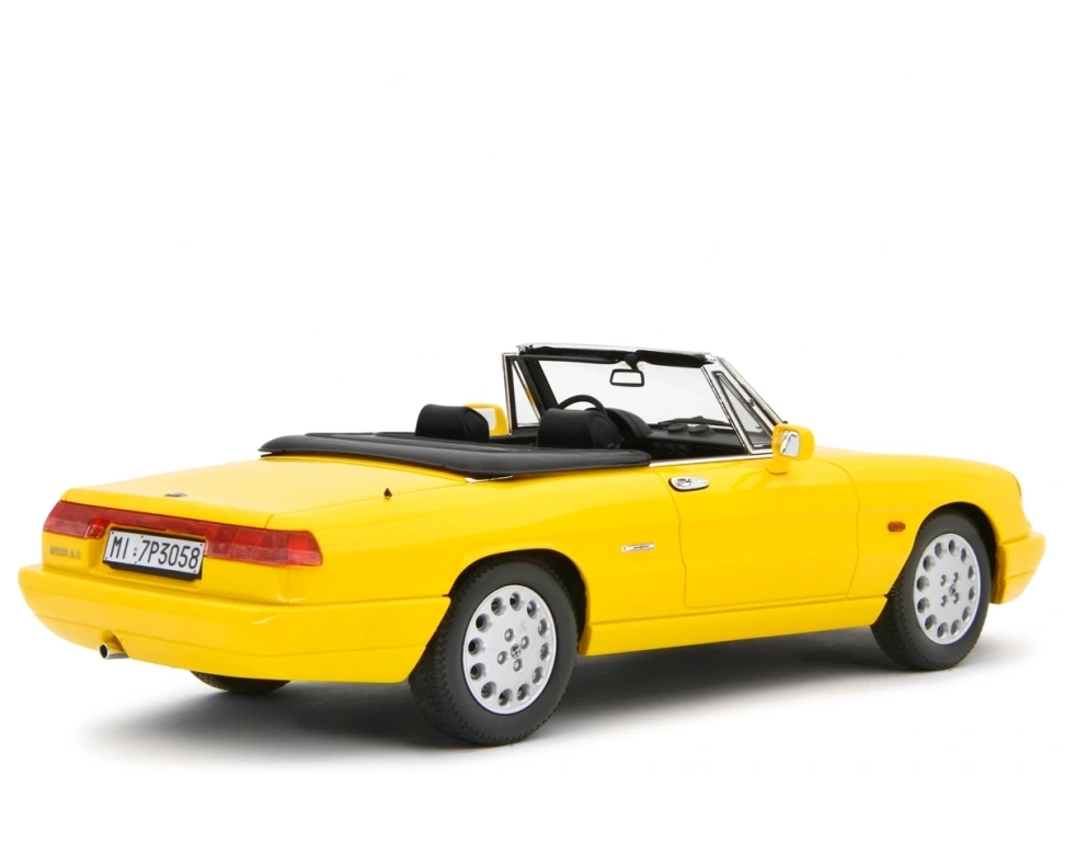 LAUDORACING - 1:18 Alfa Romeo Duetto 1990 Giallo