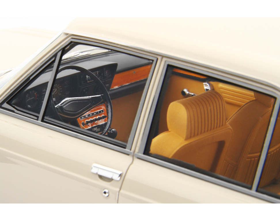 LAUDORACING - 1:18 Fiat 130 Berlina 3200 1971 Beige