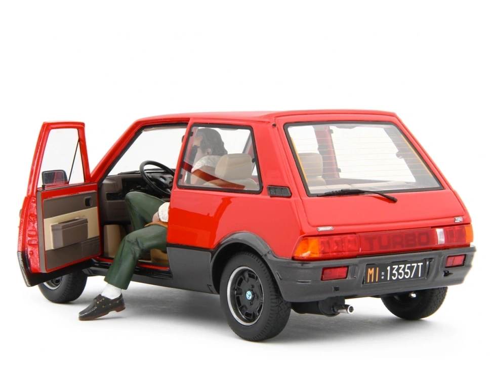 LAUDORACING 1:18 - Innocenti De Tomaso Turbo 1983 Rosso Billo Movie "Vacanze di Natale"